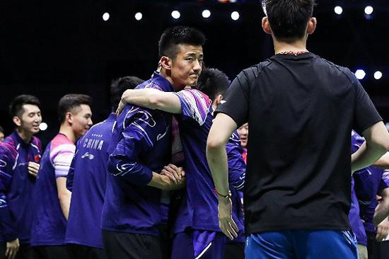 谌龙与石宇奇赛后拥抱，国羽头号男单接班悄然进行。图片来源：视觉中国