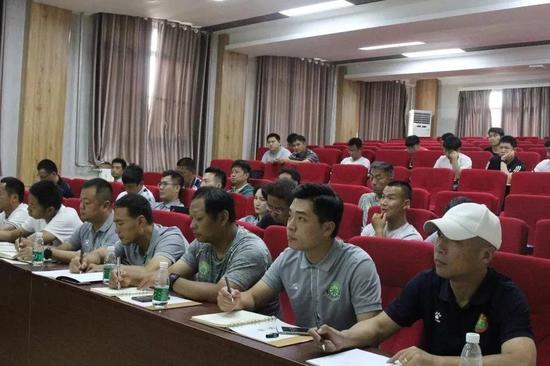 河南校园足球讲师团成员。参与培训
