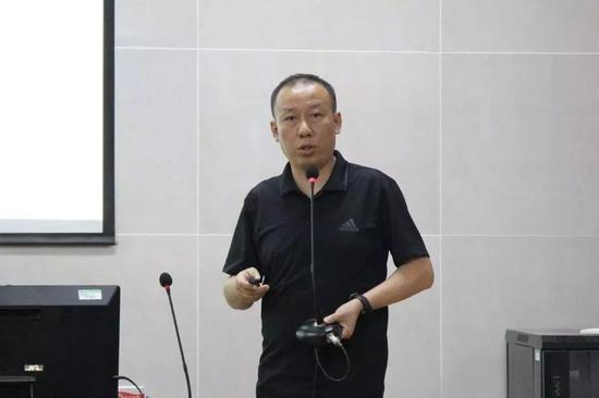 北京动量科技CSO冯勇进走数据行使培训