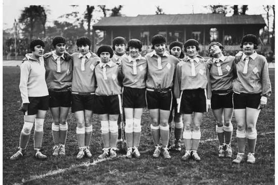 1921年开始,女子足球一度被禁止与男性共用场地