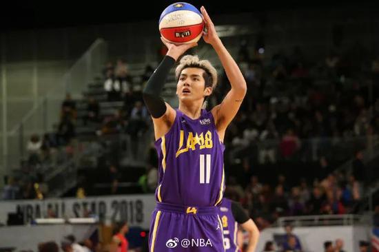 喜欢打篮球的吴亦凡,正是广东人。。图/NBA微博