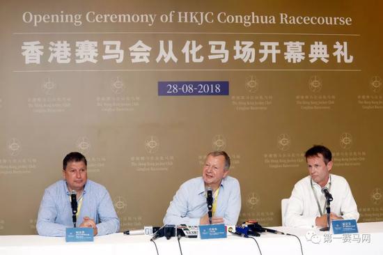 马会行政总裁应家柏(中) 、赛马事务执行总监夏定安(右)和赛马业务及营运总监利达贤在开幕典礼后与香港及内地媒体会面。