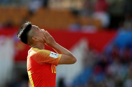 2019年6月25日,中国队球员李影在比赛中错失进球机会后。新华社记者徐子鉴摄