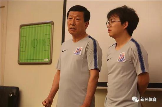 崔康熙带领球员训练 新民晚报记者 金雷 摄