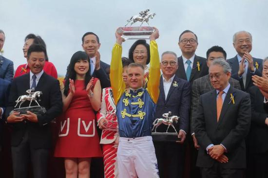 马会董事陈南禄颁发奖座予今届冠军骑师潘顿。