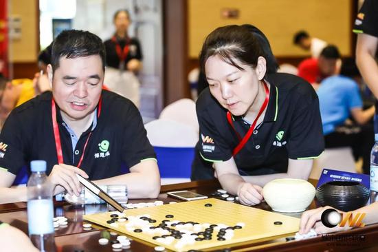 ▲世界冠军马晓春（左）与队友研究棋局