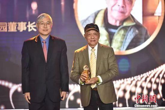 图为郑文泰（右）荣获“2018众人华裔华人年度人物”名称。翟璐 摄