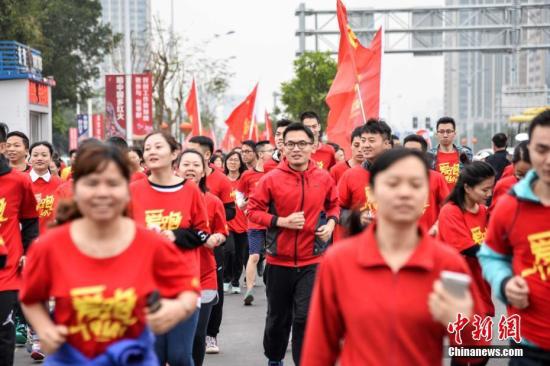 资料图:2000多名跑步爱好者参加跑步活动。 洪坚鹏 摄