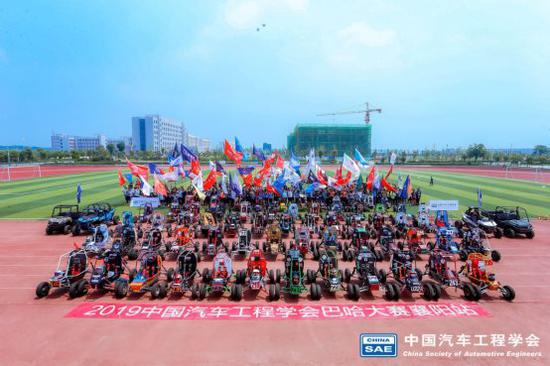 中国汽车工程学会巴哈大赛(襄阳站)车队合影