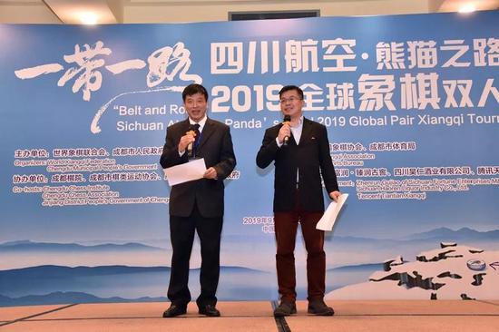 裁判长葛维蒲宣布赛果,世象联副秘书长薛忠翻译