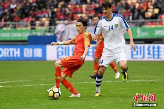 原料图:张修维(左)代外国足出战了3月终进走的中国杯比赛。 中新社记者 俞靖 摄