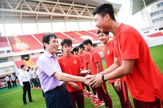  8月26日，陈戌源来到2019上海“金山杯”国际青少年足球邀请赛比赛现场。图片来源：上海金山区教育局官方微博