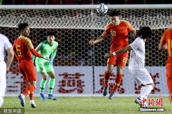 从8:1到3:0到2:0再到0:0,国足对菲律宾的领先上风慢慢被缩小。 图片滥觞:视觉中国
