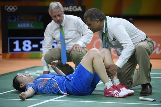 2016年里约奥运会羽毛球女单半决赛，中国选手李雪芮在比赛中受伤。