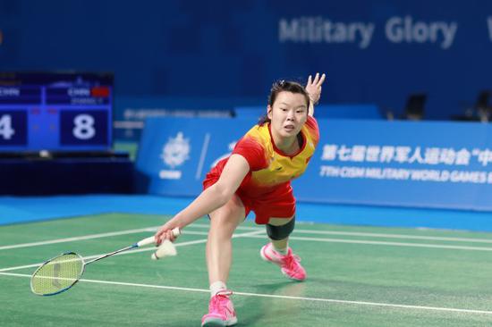  10月26日，中国选手李雪芮在比赛中回球。