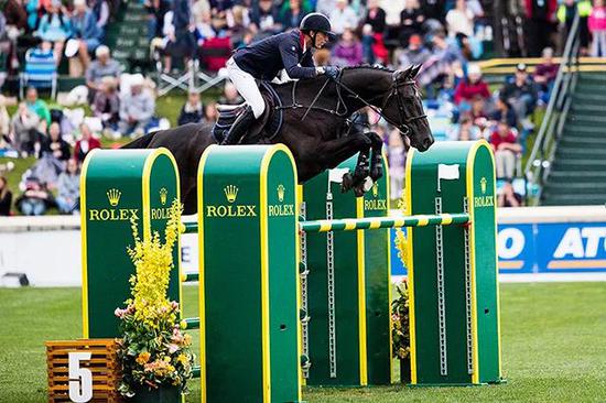 劳力士代言人Kevin Staut策骑CALEVO 2 ©Rolex/Ashley Neuhof