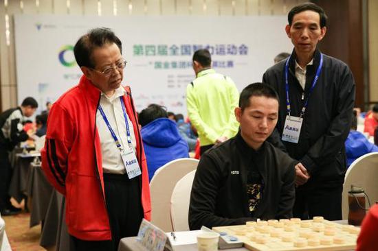 中国象棋宗师胡荣华在智运会象棋大学生混合团体赛现场观战。