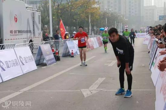 两男人故意争倒数第一 高调炫耀升职加薪