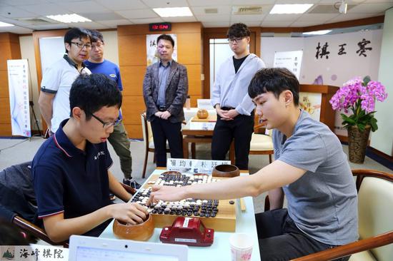 赖均辅的棋让朴廷桓印象深刻,中后盘有望不利依然充满活力。