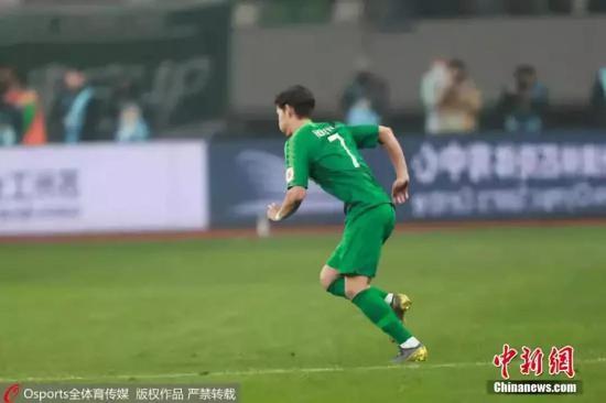 资料图:2月23日,2019中国足协超级杯,中国足球归化球员第一人侯永永替补登场,完成加盟北京国安以来的首次亮相。这也是中国足球赛场第一次出现归化球员的身影。图片来源:Osports全体育图片社