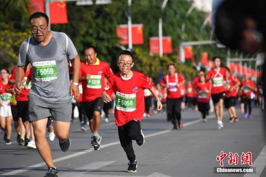 参加马拉松比赛的跑友