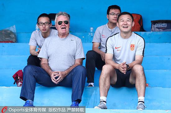 希丁克和助教孙继海。资料图