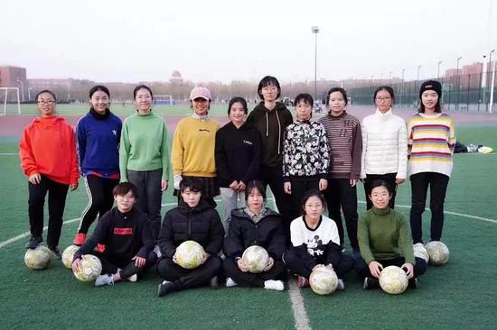 经常踢足球会长短腿吗,经常踢足球会长短腿吗女生