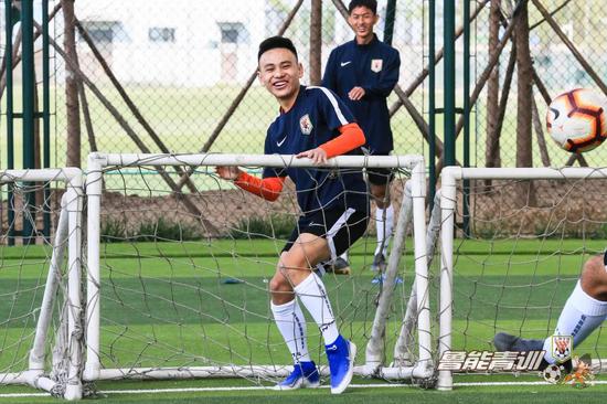 鲁能U19返校首训 林然笑得很开心
