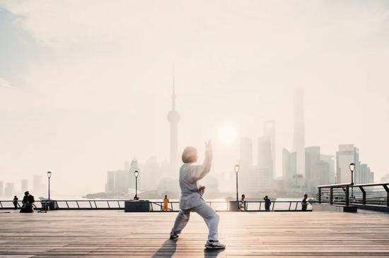 【博狗体育】政协委员周建平大会堂外打太极 建议太极拳进奥运