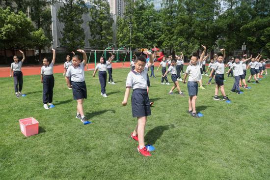 5月22日,上海市长宁区天山第一小学的学生在上体育课.