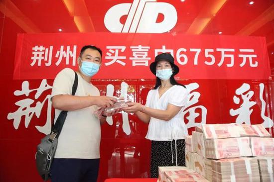 又現百萬現金牆!235人合買中福彩675萬大方兌獎