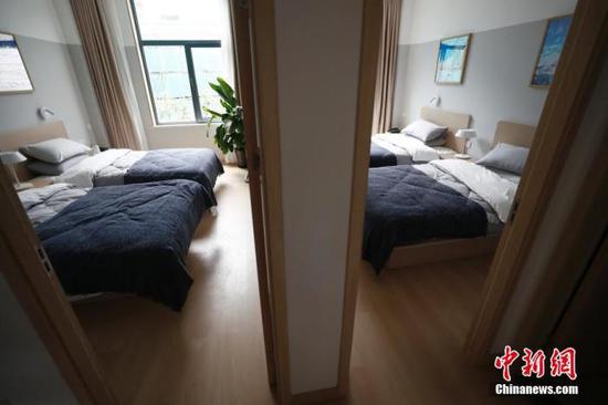 图为延庆冬奥村样板段内的运动员样板间。 中新社记者 富田 摄