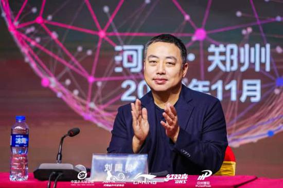 刘国梁参加2020年全国乒乓球“业余球王”总决赛开幕式(中国乒协供图)