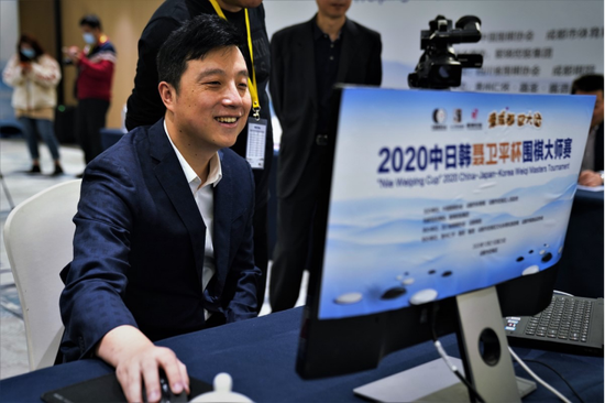 古力笑容迎战