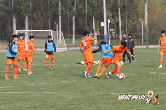鲁能U19红队对抗训练