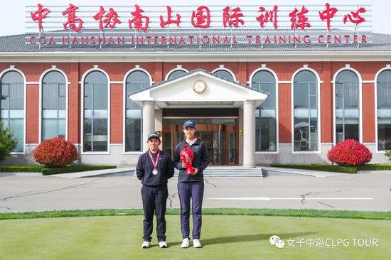 冠军殷小雯和亚军曾莉棋
