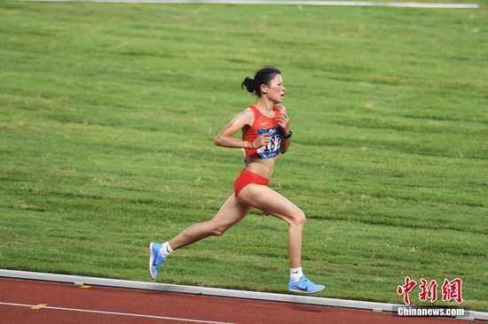 资料图:2018年8月25日,雅加达亚运会田径女子10000米决赛结束。中国选手张德顺以32分12秒78的成绩获得季军,并打破了个人最好成绩。图为张德顺比赛中。中新社记者 杨华峰 摄