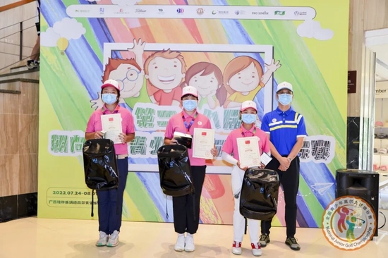 ▲桂林乐满地运营中心总经理纪伟才先生为女子B组甲组获奖球员颁奖