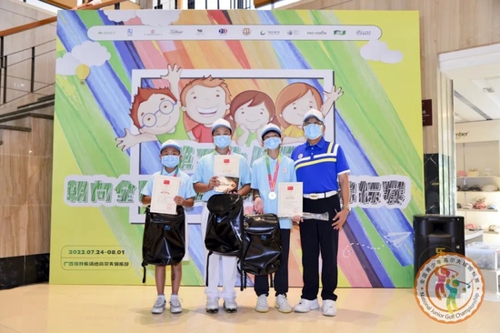 ▲桂林乐满地高尔夫俱乐部副总经理林志隆先生为男子B组乙组获奖球员颁奖
