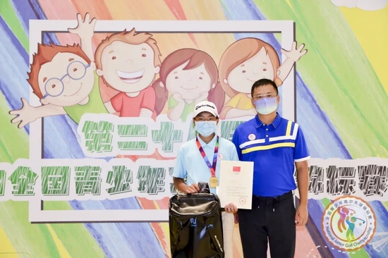 ▲朝向集团总经理张安之先生为男子B组甲组冠军颁奖