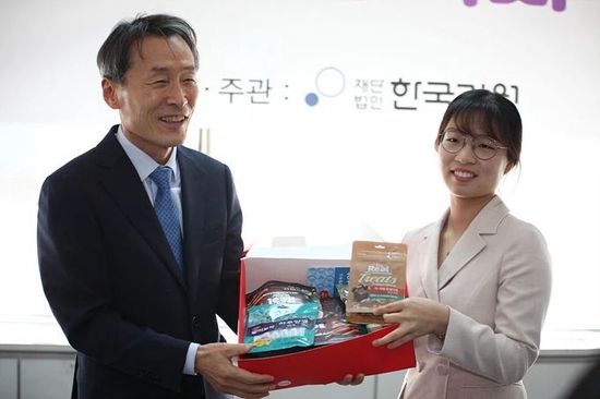 在12月1日的韩国第27届女子国手战颁奖仪式上,赞助商Harim食品公司得知崔精养了一只博美犬后,特地送上生产的宠物食品。