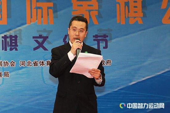 裁判长王俊楠宣布比赛成绩。