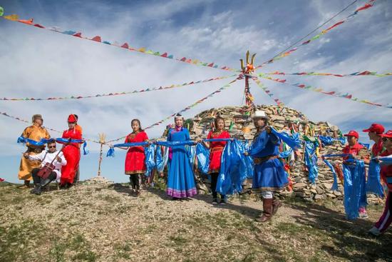 敖包祭祀活动结束后，当地牧民以游牧文化为主题进行了开幕式入场仪式。