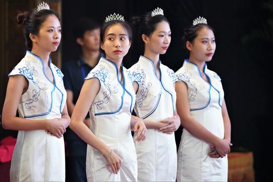 礼仪小姐