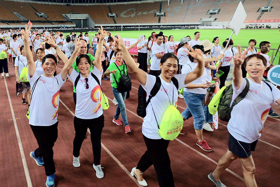 参与者用五种行走方式科学养生