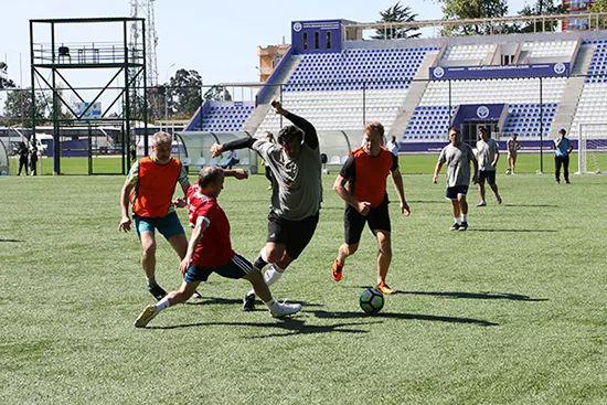 国象奥赛休息日上演洲际杯足球赛
