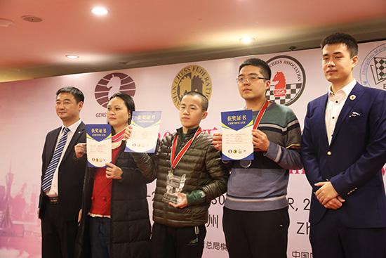 孙秋建(左)和王浩丞(右)为无等级分前三颁奖
