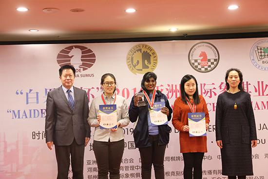 彭刚(左)和陈真(右)为最佳女棋手颁奖