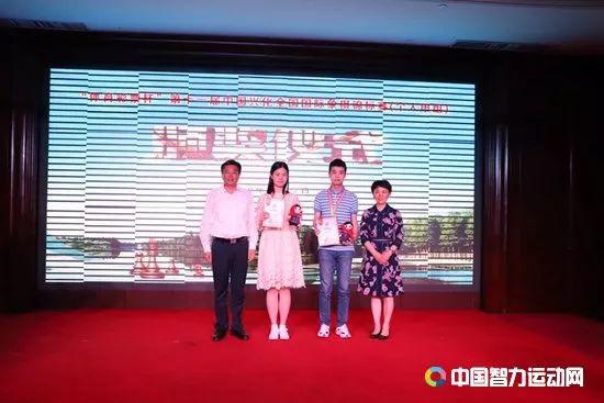 朱锦尔在2019兴化全国幼我赛上领奖