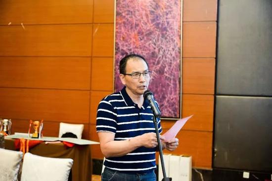 上海市奉贤区体育总会桥牌分会秘书长傅传强主持颁奖仪式